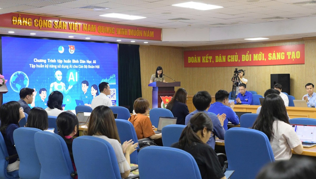 Các đại biểu tham dự lễ khởi động chương trình tập huấn "Bình dân học AI". Các đại biểu tham dự lễ khởi động chương trình tập huấn "Bình dân học AI".