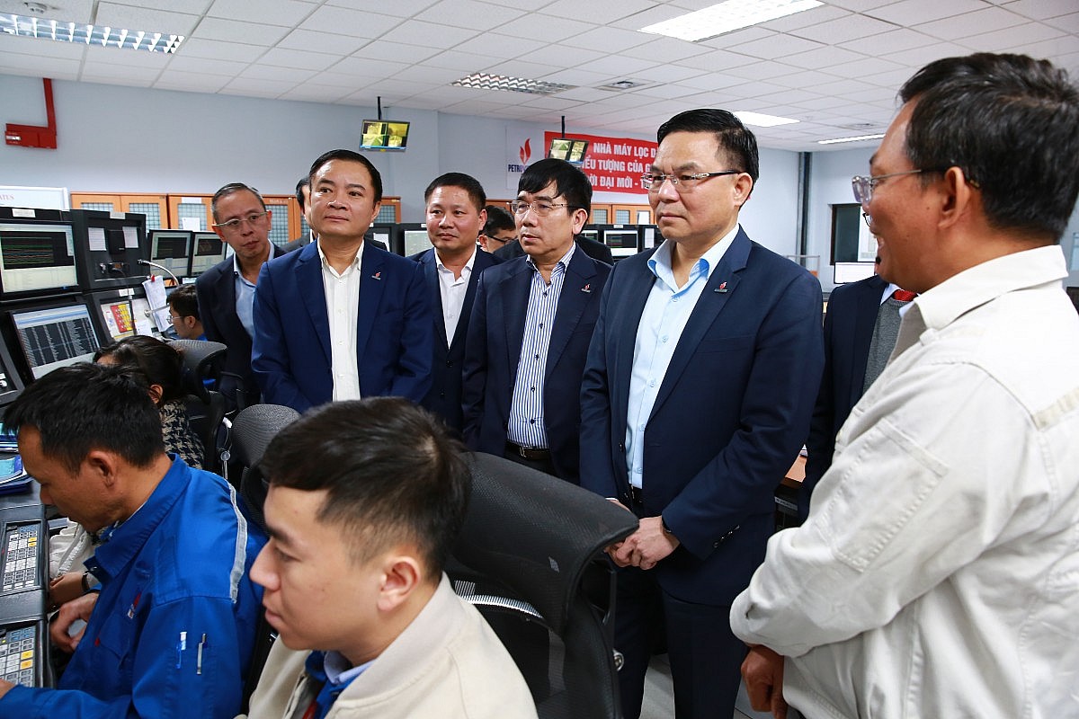 Lãnh đạo Tập đoàn Dầu khí Quốc gia Việt Nam - nay là Tập đoàn Công nghiệp - Năng lượng Quốc gia Việt Nam thăm, kiểm tra công tác vận hành NMLD Dung Quất (tháng 12/2024)