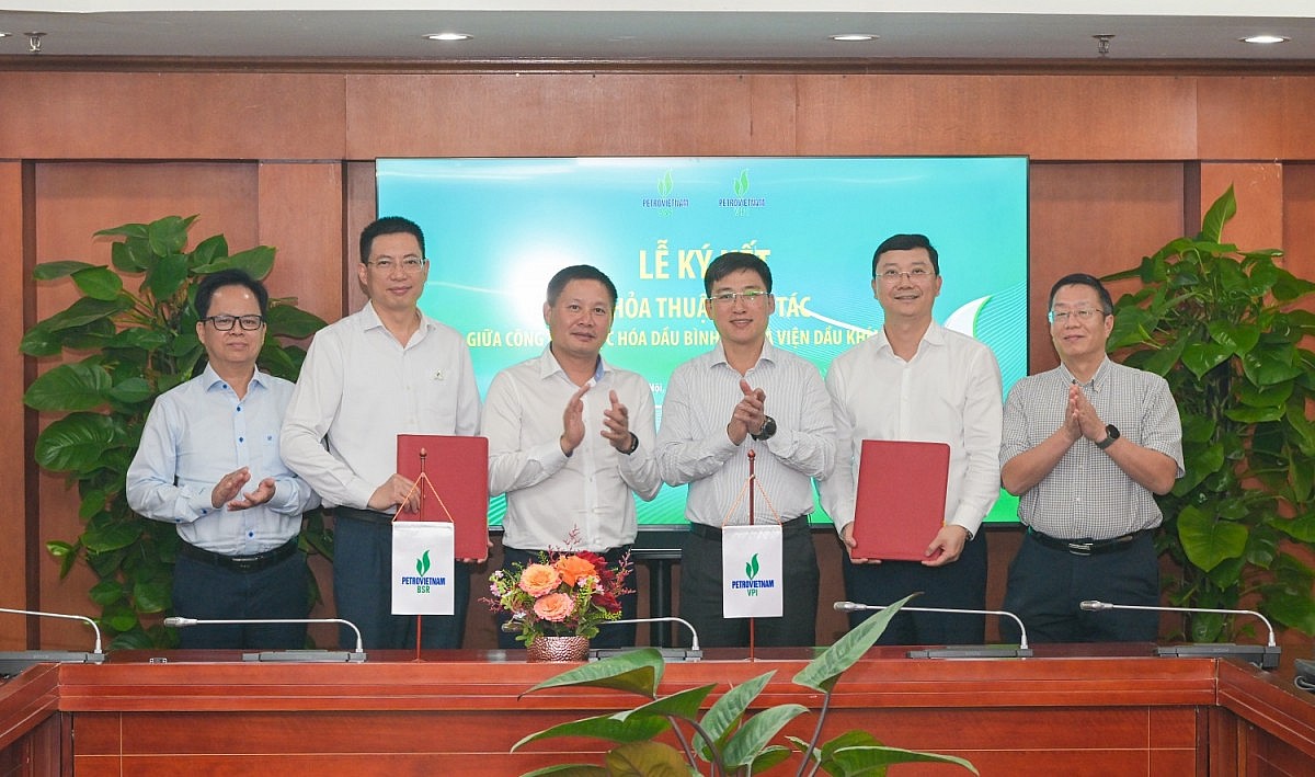 Phó Tổng giám đốc BSR Mai Tuấn Đạt và Phó Viện trưởng VPI Nguyễn Văn Tư đại diện hai đơn vị ký thỏa thuận hợp tác Phó Tổng giám đốc BSR Mai Tuấn Đạt và Phó Viện trưởng VPI Nguyễn Văn Tư đại diện hai đơn vị ký thỏa thuận hợp tác