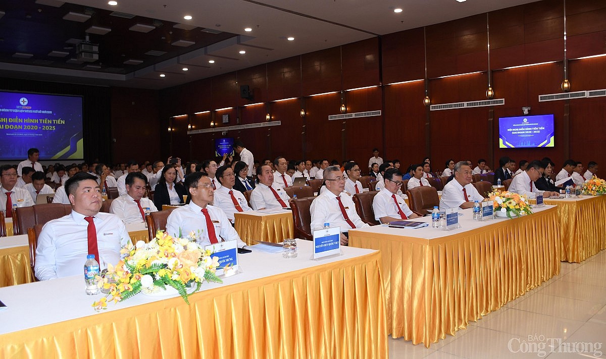EVNHCMC tuyên dương 182 cá nhân tiêu biểu thi đua yêu nước