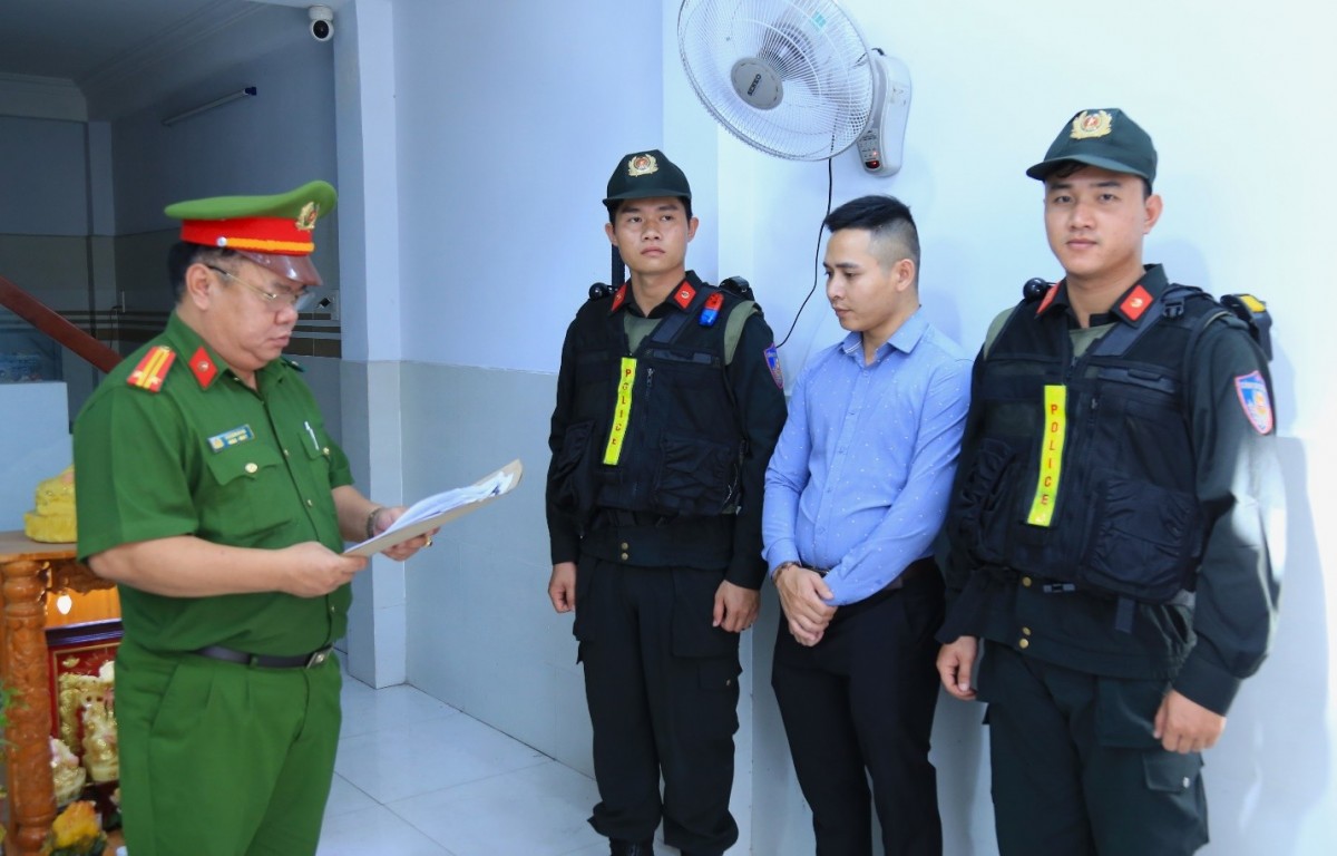 Cơ quan CSĐT Công an tỉnh đọc lệnh bắt đối tượng Mai Xuân Tưởng. Ảnh: C.A Đồng Nai Cơ quan CSĐT Công an tỉnh đọc lệnh bắt đối tượng Mai Xuân Tưởng. Ảnh: C.A Đồng Nai