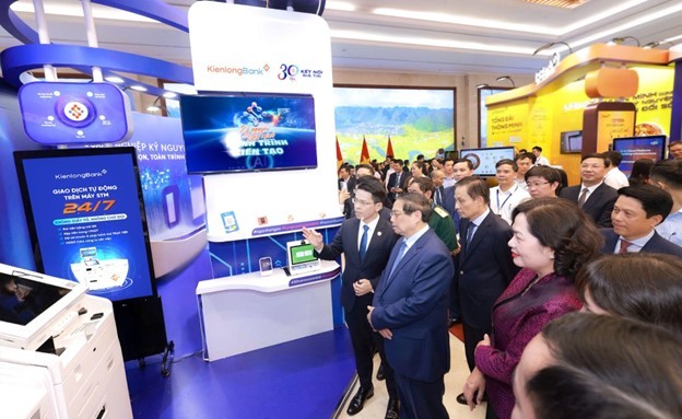 Ông Trần Ngọc Minh giới thiệu với Thủ tướng giải pháp Giao dịch viên AI đang được áp dụng tại Ngân hàng Ông Trần Ngọc Minh giới thiệu với Thủ tướng giải pháp Giao dịch viên AI đang được áp dụng tại Ngân hàng