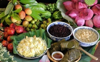 Sôi động thị trường Tết Đoan Ngọ: Bánh tro, rượu nếp đắt khách