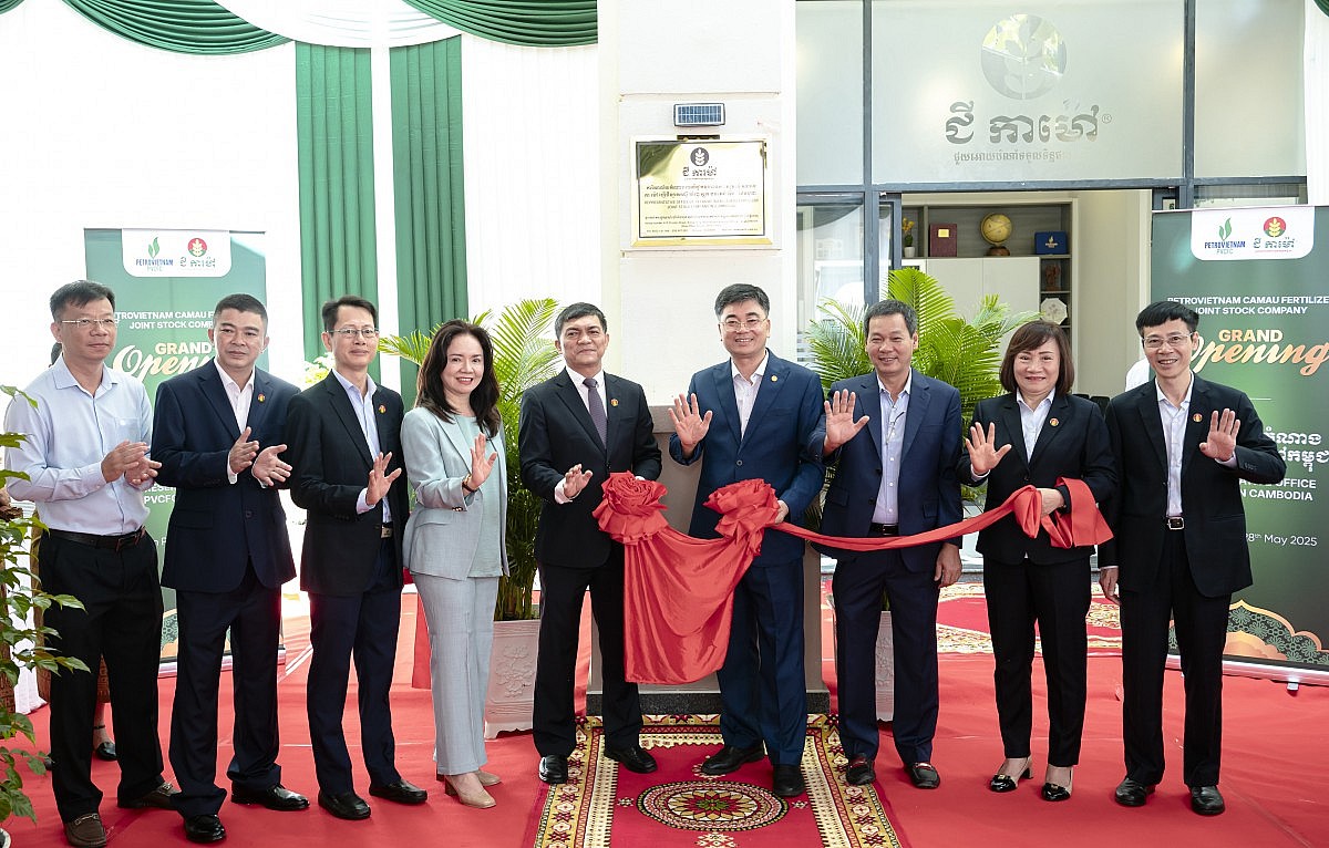 Ban lãnh đạo PVCFC thực hiện nghi thức khai trương văn phòng đại diện tại Campuchia (Ảnh PVCFC)