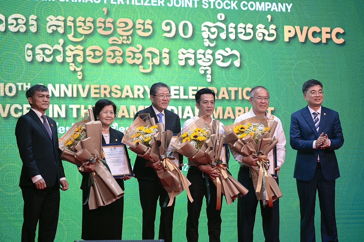 Đại diện PVCFC trao quà và hoa cho các nhà phân phối tại Campuchia (Ảnh PVCFC)