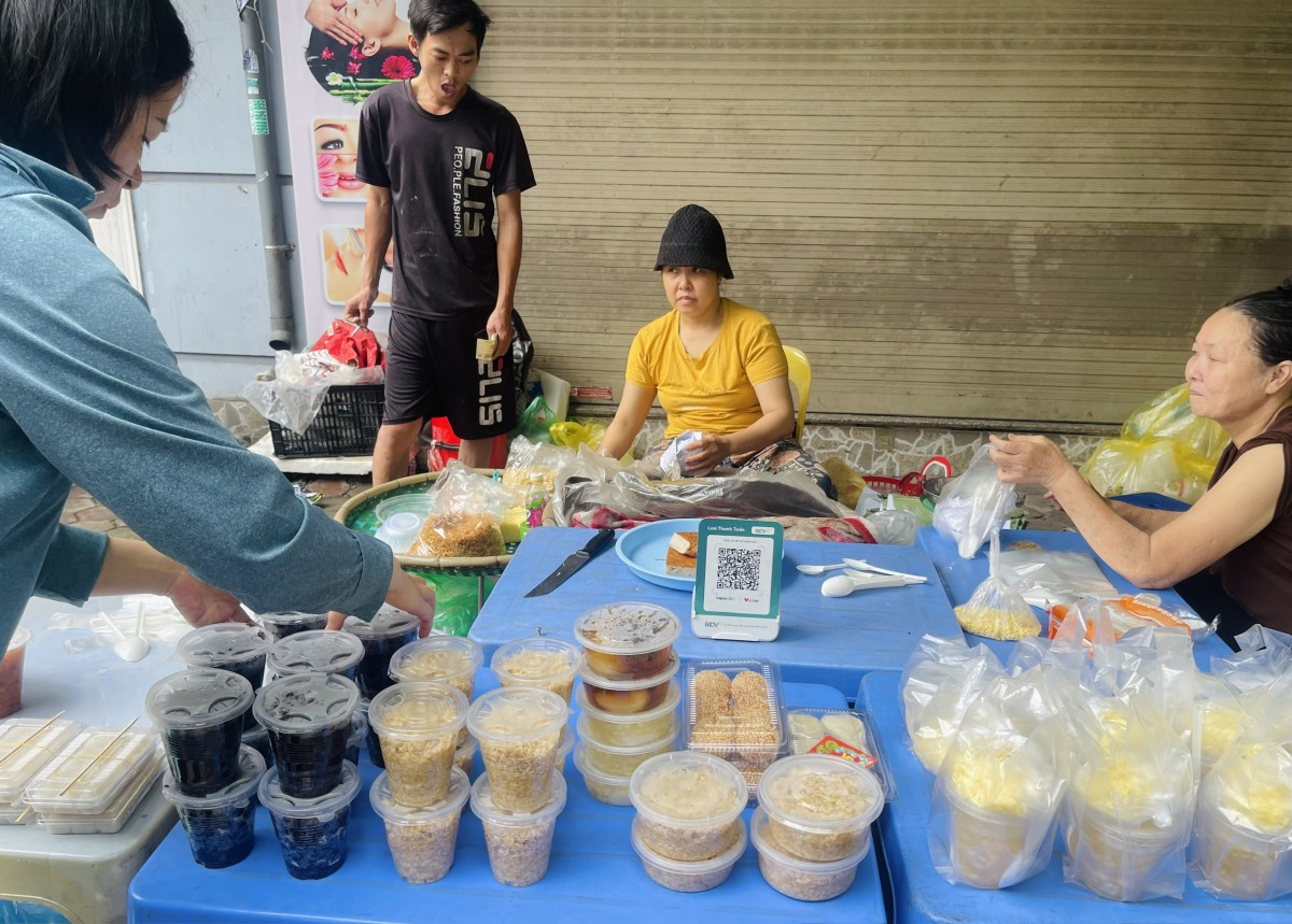 Tiểu thương tất bật đón khách mua rượu nếp cho ngày Tết Đoan Ngọ. Ảnh: Nguyễn Thanh Tiểu thương tất bật đón khách mua rượu nếp cho ngày Tết Đoan Ngọ. Ảnh: Nguyễn Thanh