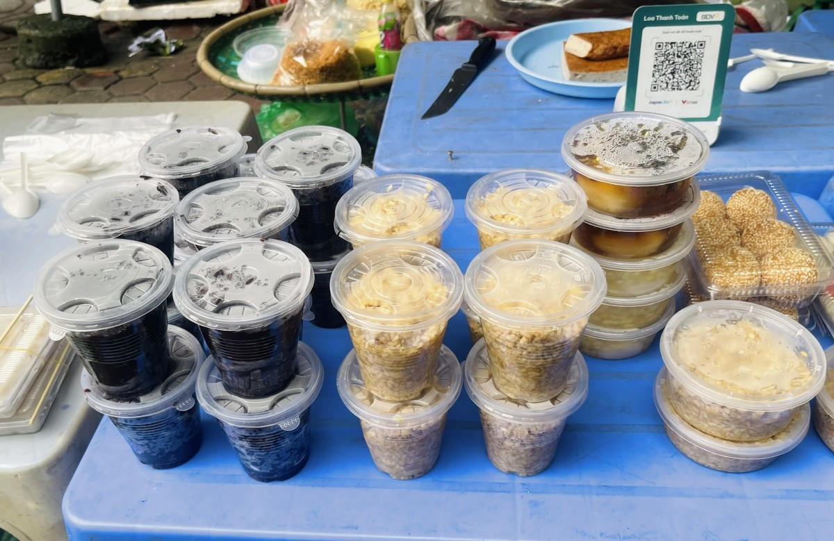 Cơm rượu được đóng thành những cốc tiện lợi cho người mua. Ảnh: Nguyễn Thanh Cơm rượu được đóng thành những cốc tiện lợi cho người mua. Ảnh: Nguyễn Thanh