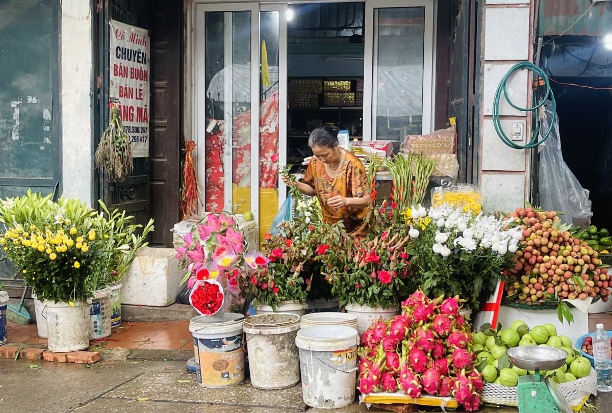 Nhiều loại hoa tươi cũng được tiểu thương chuẩn bị phục vụ Tết Đoan Ngọ. Ảnh: Nguyễn Thanh Nhiều loại hoa tươi cũng được tiểu thương chuẩn bị phục vụ Tết Đoan Ngọ. Ảnh: Nguyễn Thanh