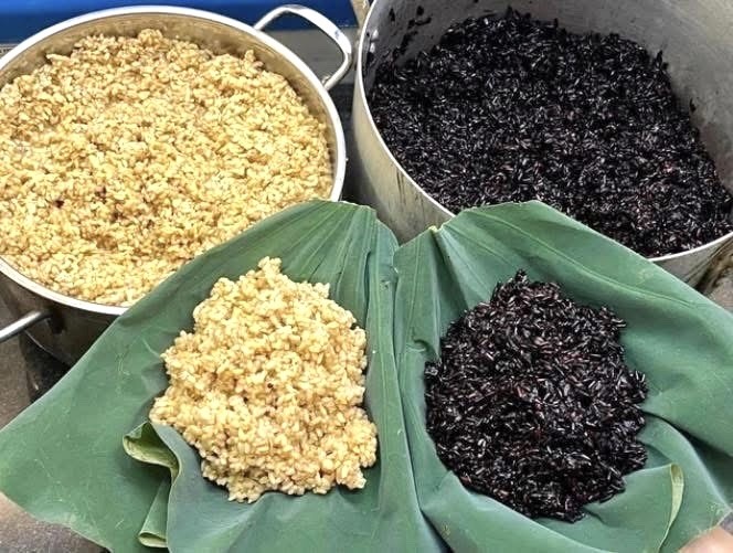 Nhiều người chọn mua cơm rượu gói bằng lá sen vừa đẹp mắt lại mang hương thơm đặc trưng. Ảnh: Nguyễn Thanh Nhiều người chọn mua cơm rượu gói bằng lá sen vừa đẹp mắt lại mang hương thơm đặc trưng. Ảnh: Nguyễn Thanh