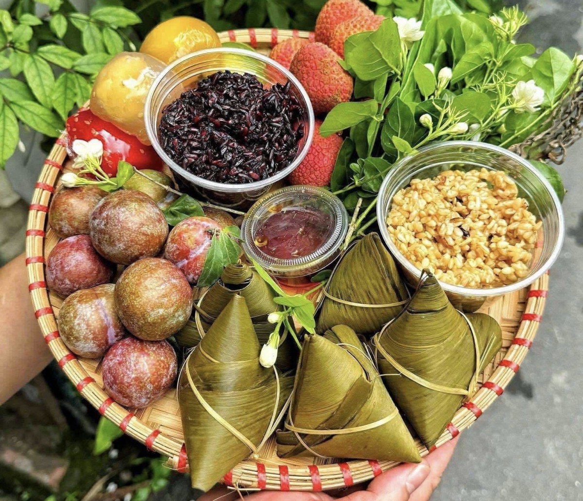 Nhiều set mâm đồ lễ Tết Đoan Ngọ chuẩn bị sẵn, bán online được nhiều người tiêu dùng ưa chuộng vì tiện lợi và đẹp mắt. Ảnh: Nguyễn Thanh Nhiều set mâm đồ lễ Tết Đoan Ngọ chuẩn bị sẵn, bán online được nhiều người tiêu dùng ưa chuộng vì tiện lợi và đẹp mắt. Ảnh: Nguyễn Thanh