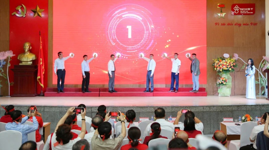 Ban Tổ chức trao cờ lưu niệm cho các đơn vị tham gia Hành trình Đỏ toàn quốc lần thứ XIII-năm 2025.