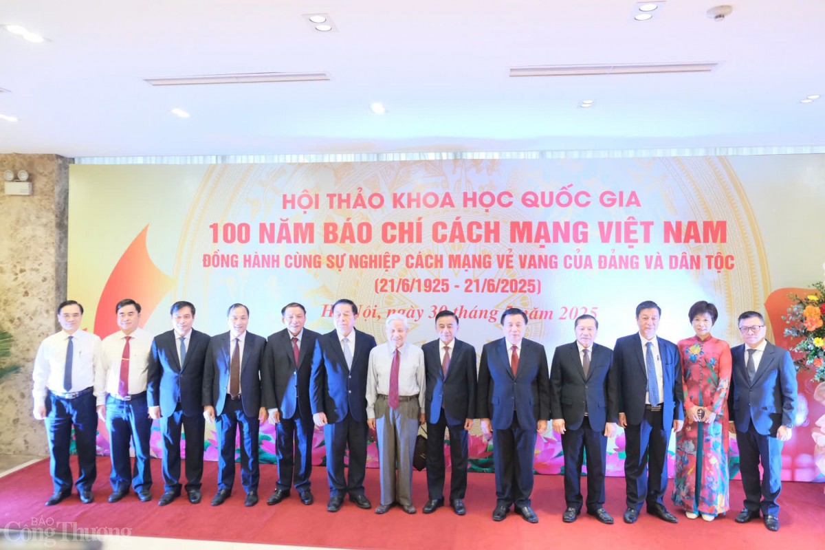 Các đại biểu dự hội thảo khai mạc triển lãm ảnh