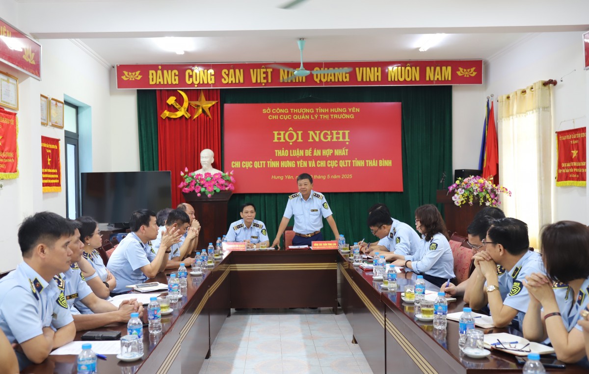 Lãnh đạo Chi cục Quản lý thị trường tỉnh Hưng Yên phát biểu tại hội nghị