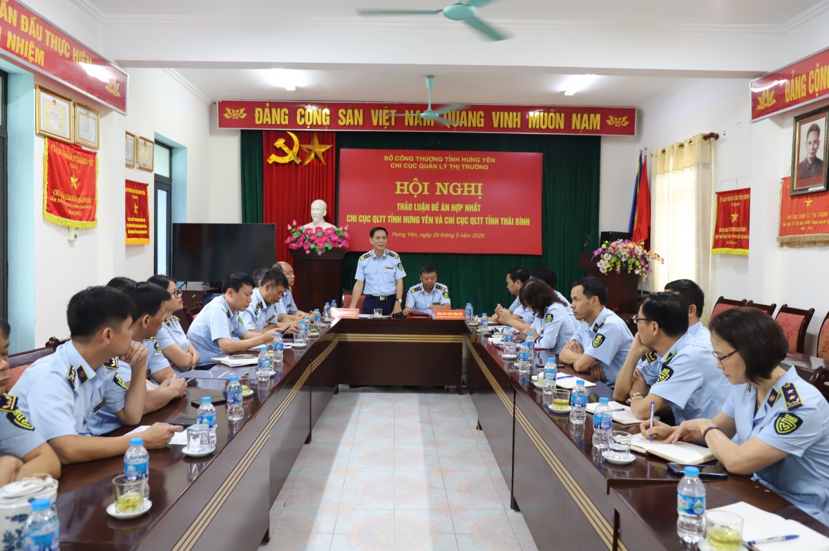 Lãnh đạo Chi cục Quản lý thị trường tỉnh Thái Bình phát biểu tại hội nghị hợp nhất Quảng lý thị trường tỉnh Hưng Yên và Thái Bình