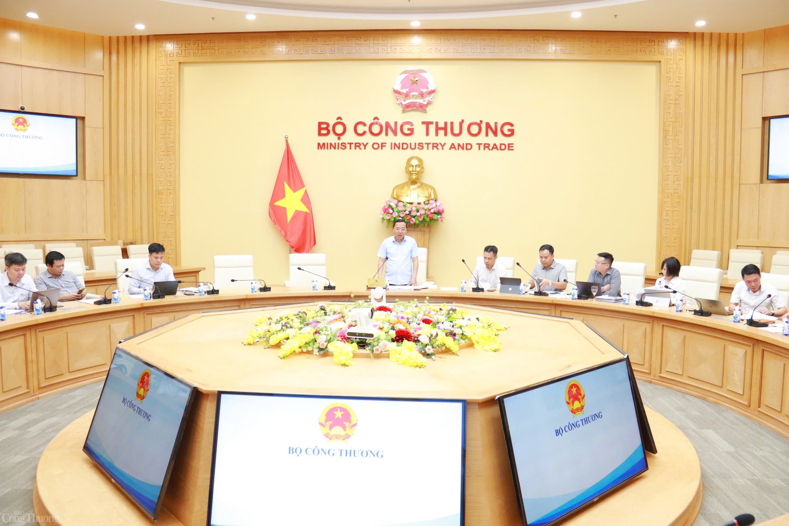 Thứ trưởng Nguyễn Hoàng Long làm việc với TKV