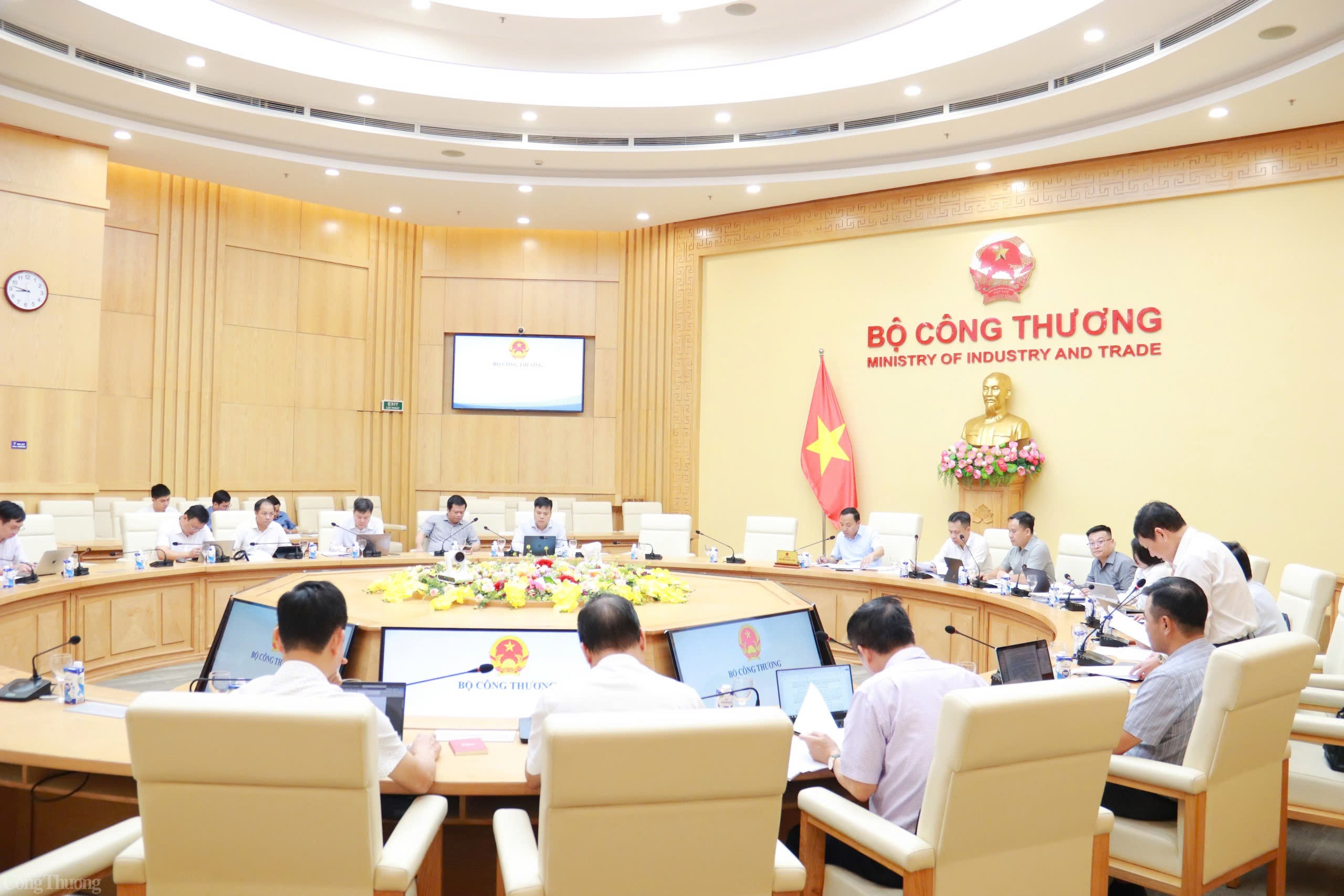 Thứ trưởng Nguyễn Hoàng Long làm việc với TKV