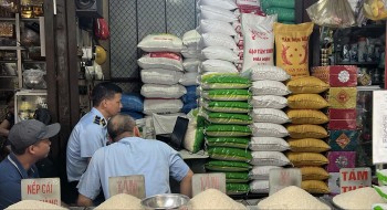 Hà Nội: Chuyển ba vụ kinh doanh gạo có dấu hiệu giả mạo nhãn hiệu ST25 đến cơ quan điều tra
