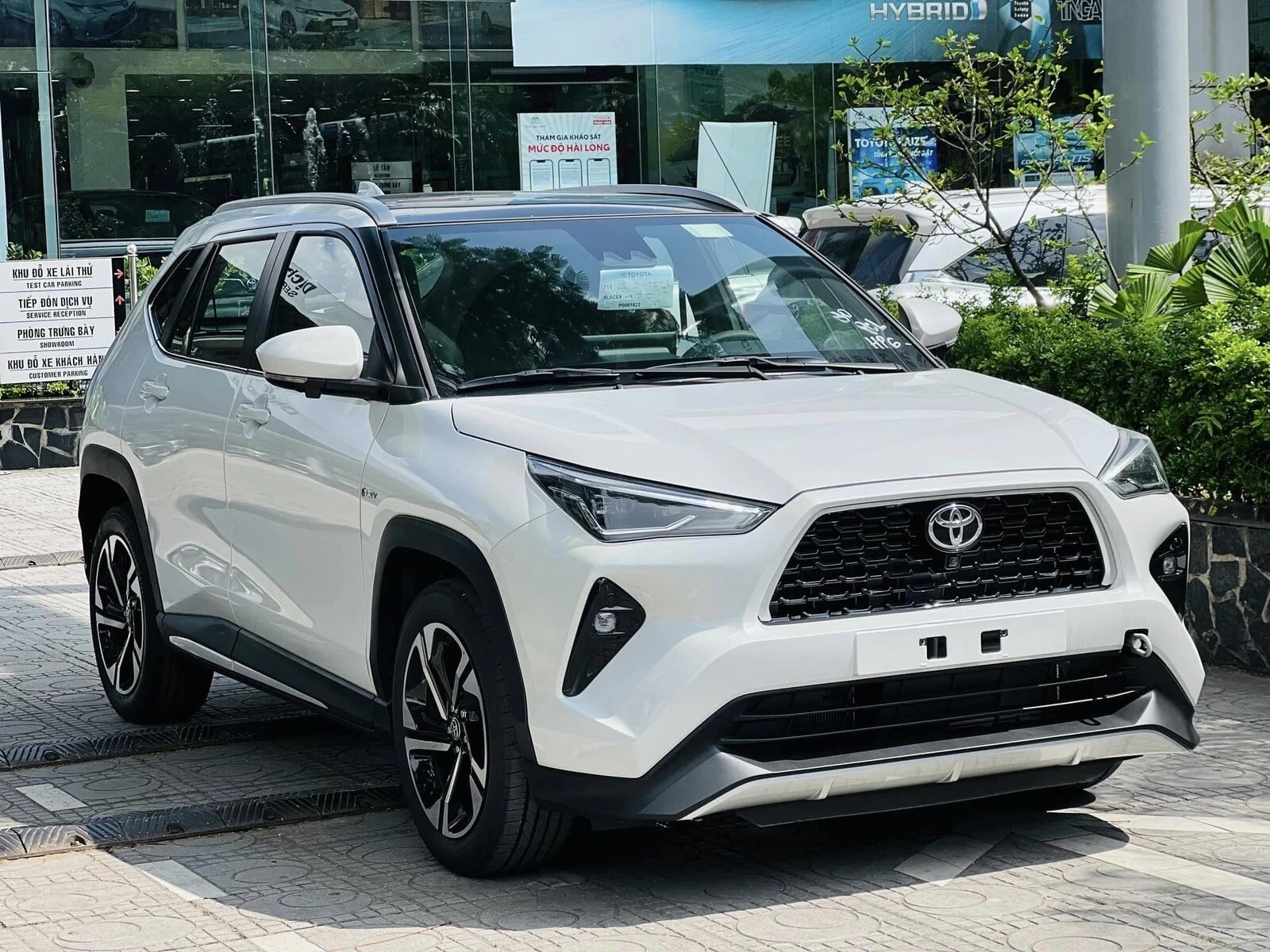 Toyota triệu hồi gần 1.500 xe Yaris Cross HEV lỗi kính nóc