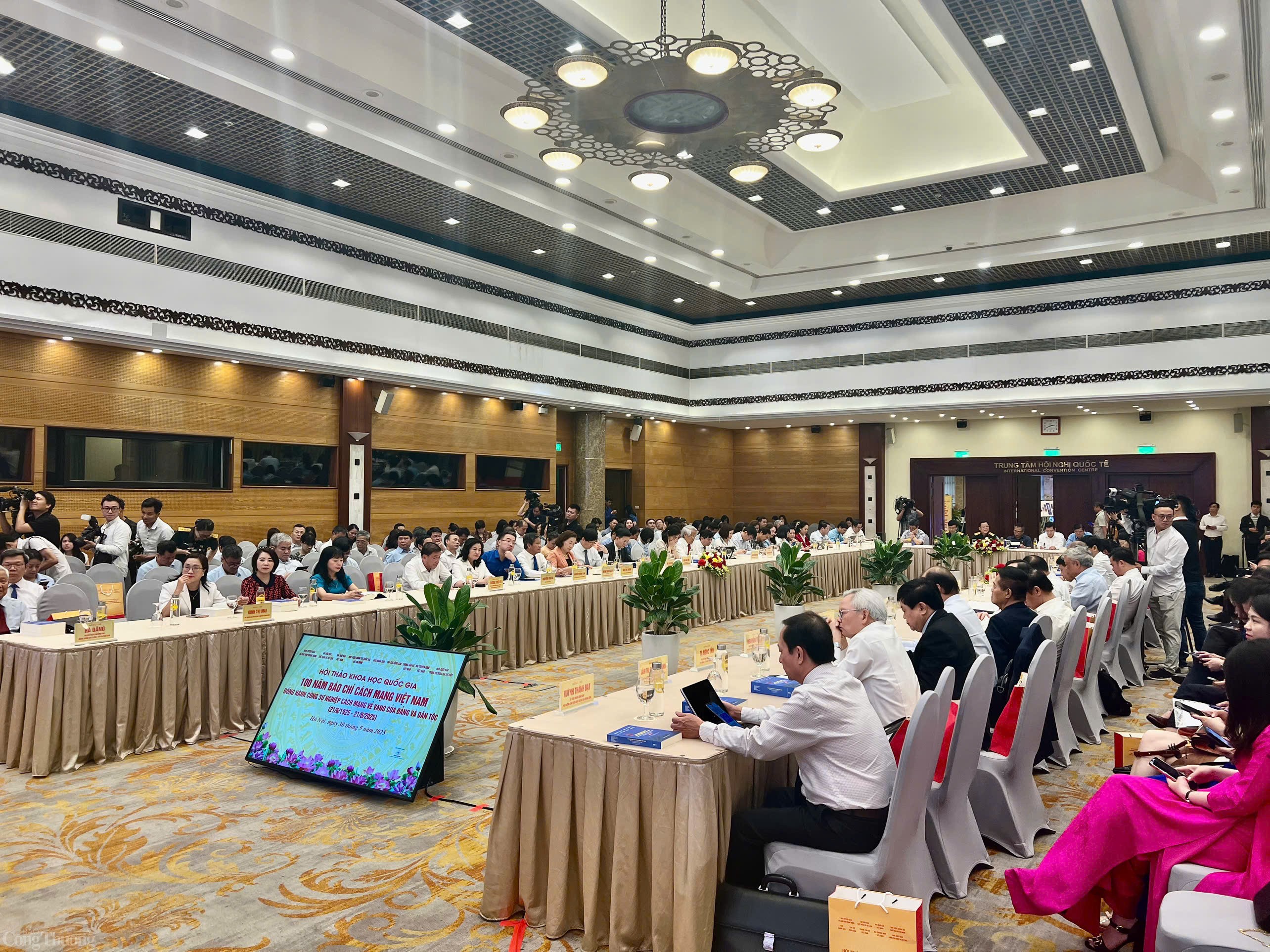 Quang cảnh buổi hội thảo. Quang cảnh buổi hội thảo.