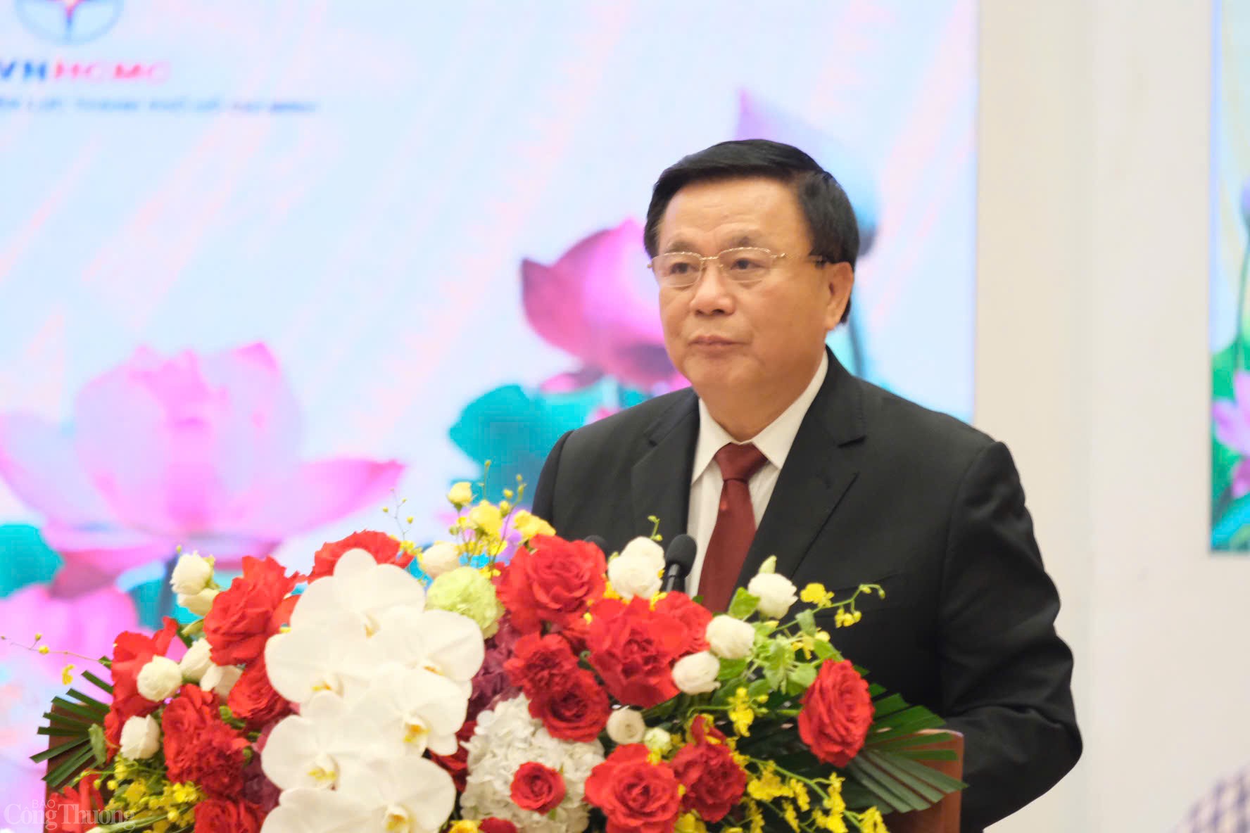 GS. TS Nguyễn Xuân Thắng, Ủy viên Bộ Chính trị, Giám đốc Học viện Chính trị quốc gia Hồ Chí Minh, Chủ tịch Hội đồng Lý luận Trung ương phát biểu dẫn đề hội thảo. GS. TS Nguyễn Xuân Thắng, Ủy viên Bộ Chính trị, Giám đốc Học viện Chính trị quốc gia Hồ Chí Minh, Chủ tịch Hội đồng Lý luận Trung ương phát biểu dẫn đề hội thảo.