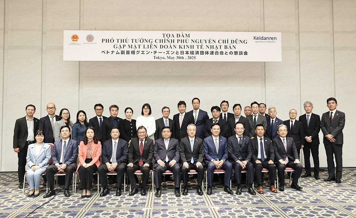Phó Thủ tướng Chính phủ Nguyễn Chí Dũng và các đại biểu tham dự Toạ đàm gặp mặt Liên đoàn Các tổ chức kinh tế Nhật Bản (Keidanren). Ảnh: VGP/Thu Sa