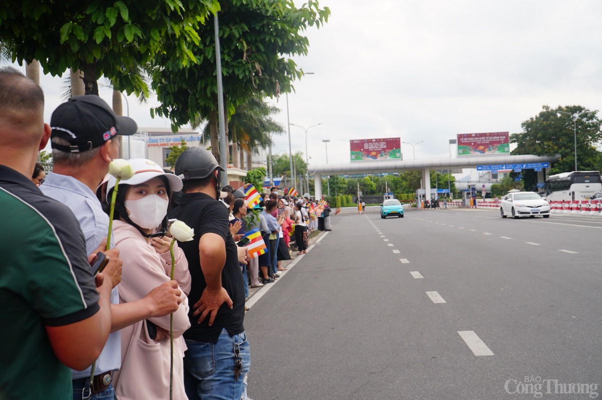 Ngay từ 3h chiều, hàng nghìn người dân, Phật tử trên địa bàn thành phố đã có mặt tại dọc các tuyến đường nơi Đoàn cung rước xá lợi Đức Phật đi qua. Ngay từ 3h chiều, hàng nghìn người dân, Phật tử trên địa bàn thành phố đã có mặt tại dọc các tuyến đường nơi Đoàn cung rước xá lợi Đức Phật đi qua.
