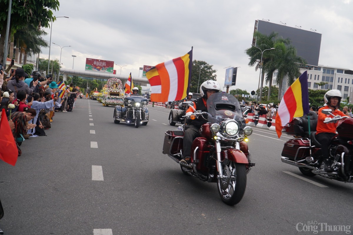 17h00, Đoàn cung rước rời từ Sân bay Quốc tế Đà Nẵng, bắt đầu di chuyển qua một số tuyến đường của thành phố. 17h00, Đoàn cung rước rời từ Sân bay Quốc tế Đà Nẵng, bắt đầu di chuyển qua một số tuyến đường của thành phố.
