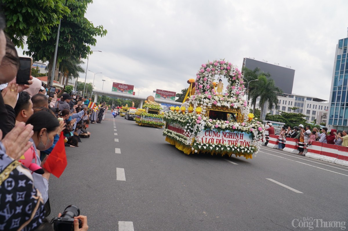 Hàng nghìn Phật tử, người dân cung nghênh Đoàn cung rước xá lợi Đức Phật tại khu vực đường Nguyễn Văn Linh (đoạn gần cổng vào sân bay Đà Nẵng). Hàng nghìn Phật tử, người dân cung nghênh Đoàn cung rước xá lợi Đức Phật tại khu vực đường Nguyễn Văn Linh (đoạn gần cổng vào sân bay Đà Nẵng).