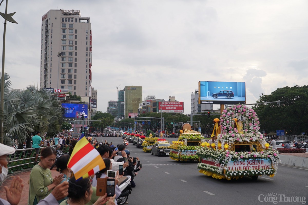 Chiều 30/5, xá lợi Đức Phật đã về đến thành phố Đà Nẵng. Chiều 30/5, xá lợi Đức Phật đã về đến thành phố Đà Nẵng.