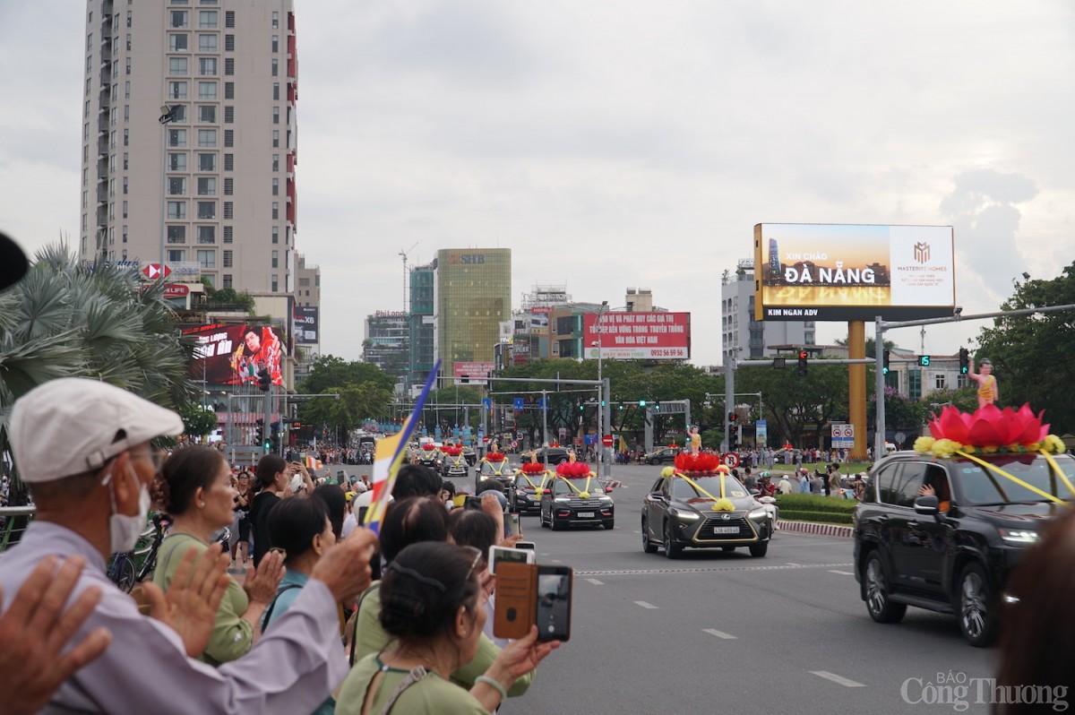 Hàng dài người dân, Phật tử tại các tuyến đường Bạch Đằng, Trần Phú, Nguyễn Văn Linh, cầu Rồng, Lê Văn Hiến chờ đón Đoàn cung rước. Hàng dài người dân, Phật tử tại các tuyến đường Bạch Đằng, Trần Phú, Nguyễn Văn Linh, cầu Rồng, Lê Văn Hiến chờ đón Đoàn cung rước.