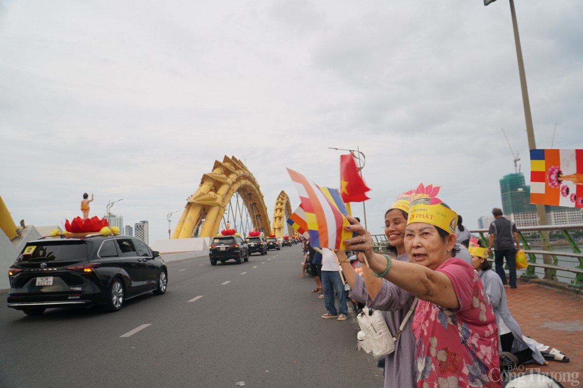 Đoàn cung rước xá lợi Đức Phật qua cầu Rồng Đoàn cung rước xá lợi Đức Phật qua cầu Rồng