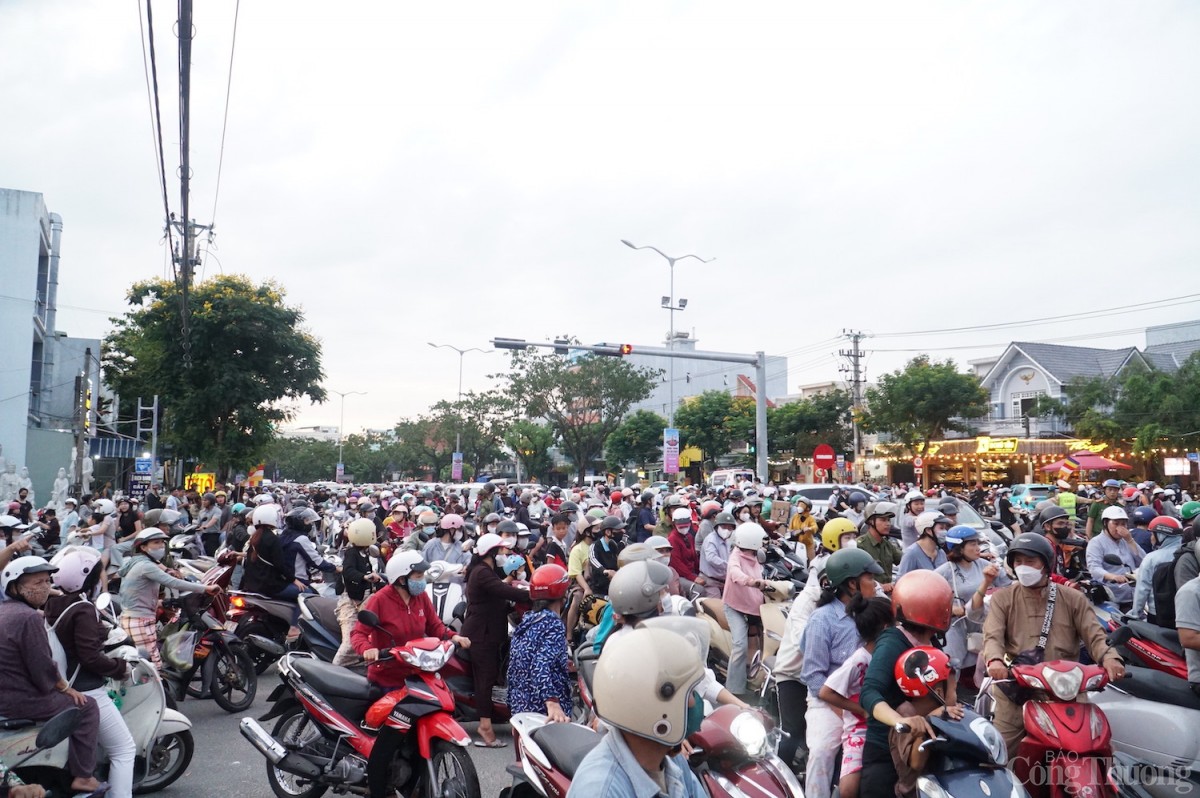 Từ 17h30, tuyến đường Lê Văn Hiến, chiều hướng về đường Sư Vạn Hạnh đông nghẹt người. Từ 17h30, tuyến đường Lê Văn Hiến, chiều hướng về đường Sư Vạn Hạnh đông nghẹt người.