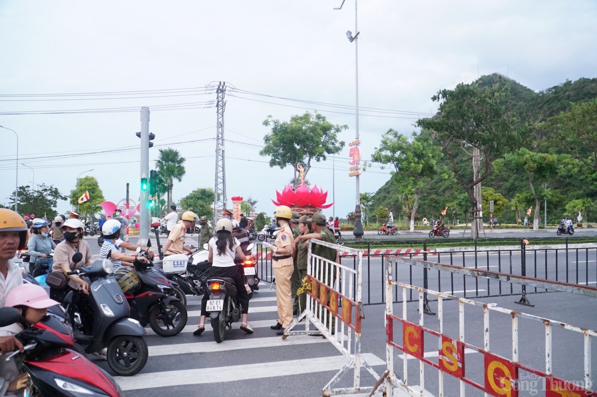 Ngay từ 18h00, đoạn đường Lê Văn Hiến theo hướng từ ngã giao với Phạm Hữu Nhật đến Sư Vạn Hạnh, lực lượng chức năng đã tiến hành cấm các phương tiện lưu thông. Ngay từ 18h00, đoạn đường Lê Văn Hiến theo hướng từ ngã giao với Phạm Hữu Nhật đến Sư Vạn Hạnh, lực lượng chức năng đã tiến hành cấm các phương tiện lưu thông.