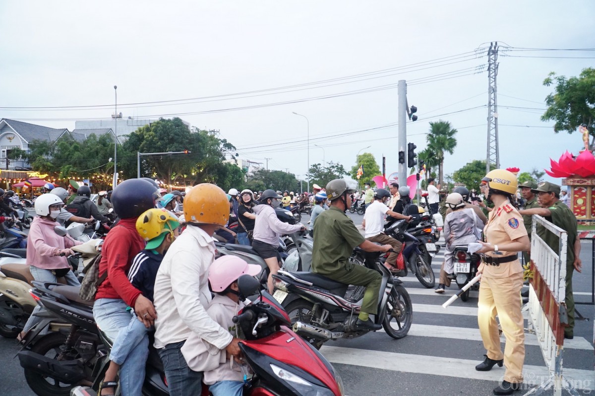 Hàng chục nghìn người dân, Phật tử di chuyển về Chùa Quán Thế Âm, nơi xá lợi Đức Phật tôn trí. Hàng chục nghìn người dân, Phật tử di chuyển về Chùa Quán Thế Âm, nơi xá lợi Đức Phật tôn trí.