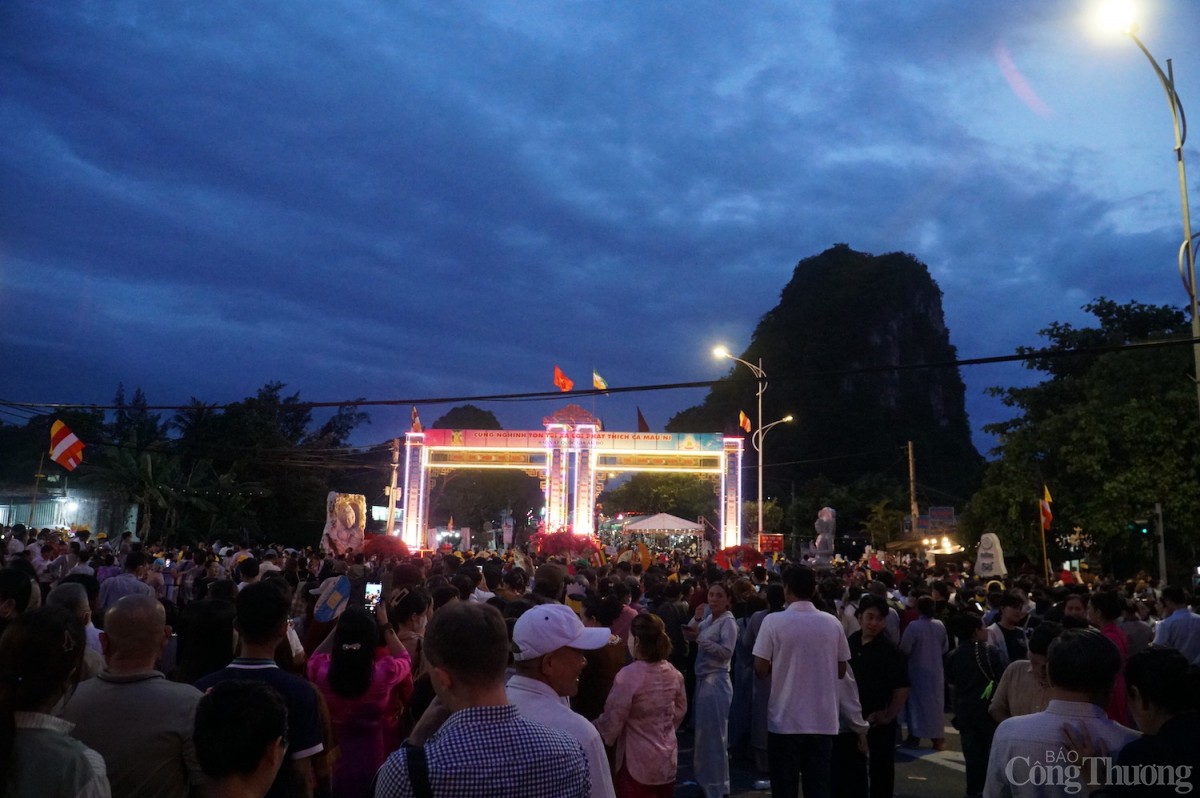 Đến 18h30, đã có hàng chục nghìn người dân, Phật tử có mặt tại đường Sư Vạn Hạnh để xếp hàng vào chiêm bái. Đến 18h30, đã có hàng chục nghìn người dân, Phật tử có mặt tại đường Sư Vạn Hạnh để xếp hàng vào chiêm bái.