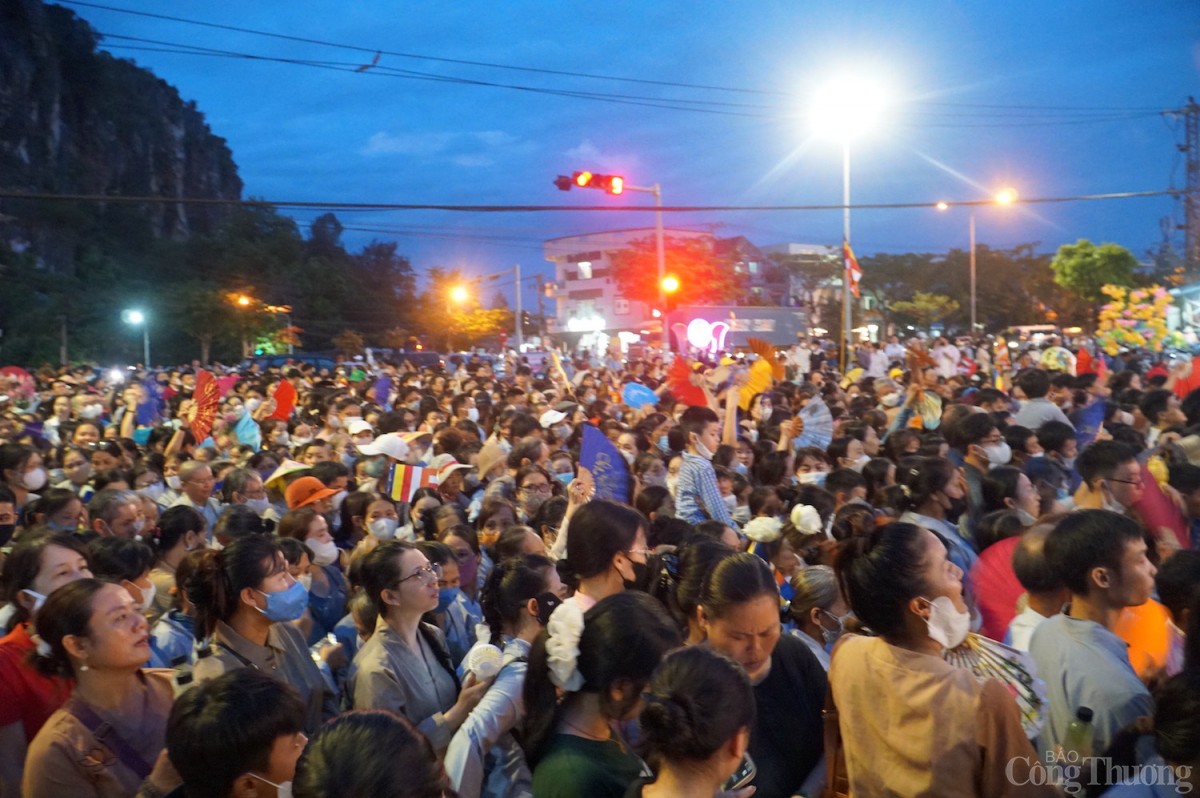 Dự kiến, người dân, Phật tử sẽ vào chiêm bái xá lợi Đức Phật từ 19h30. Dự kiến, người dân, Phật tử sẽ vào chiêm bái xá lợi Đức Phật từ 19h30.