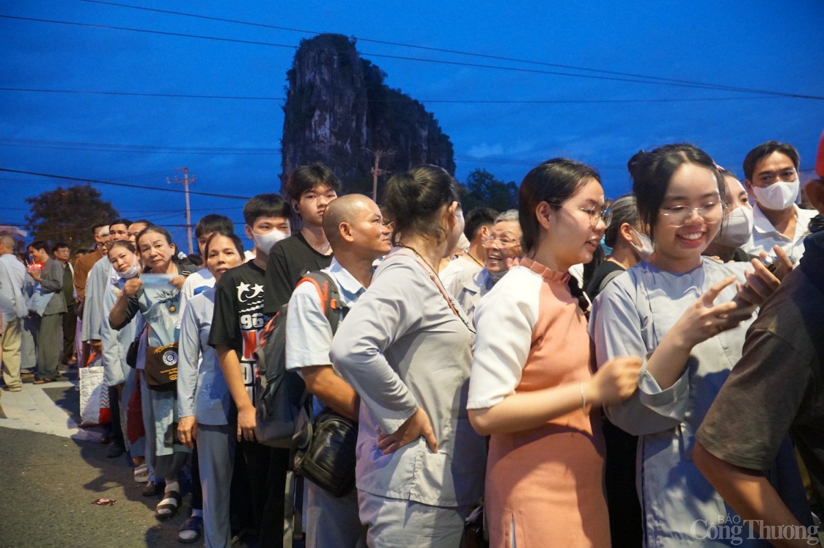 Các Phật tử, người dân, du khách xếp hàng ngay ngắn để chờ đến lượt vào chiêm bái. Các Phật tử, người dân, du khách xếp hàng ngay ngắn để chờ đến lượt vào chiêm bái.