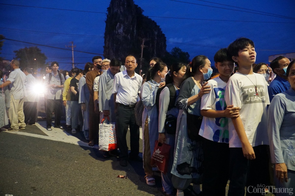 Mặc dù lượng người đến chiêm bái rất đông, nhưng không có tình trạng chen lấn, xô đẩy hay ồn ào. Mặc dù lượng người đến chiêm bái rất đông, nhưng không có tình trạng chen lấn, xô đẩy hay ồn ào.