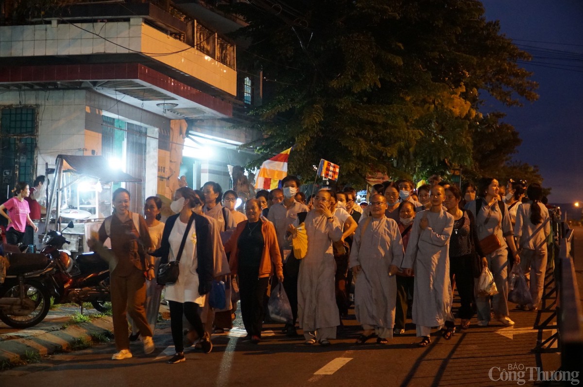 Đến 19h30, dòng người đổ về Chùa Quán Thế Âm thêm đông Đến 19h30, dòng người đổ về Chùa Quán Thế Âm thêm đông