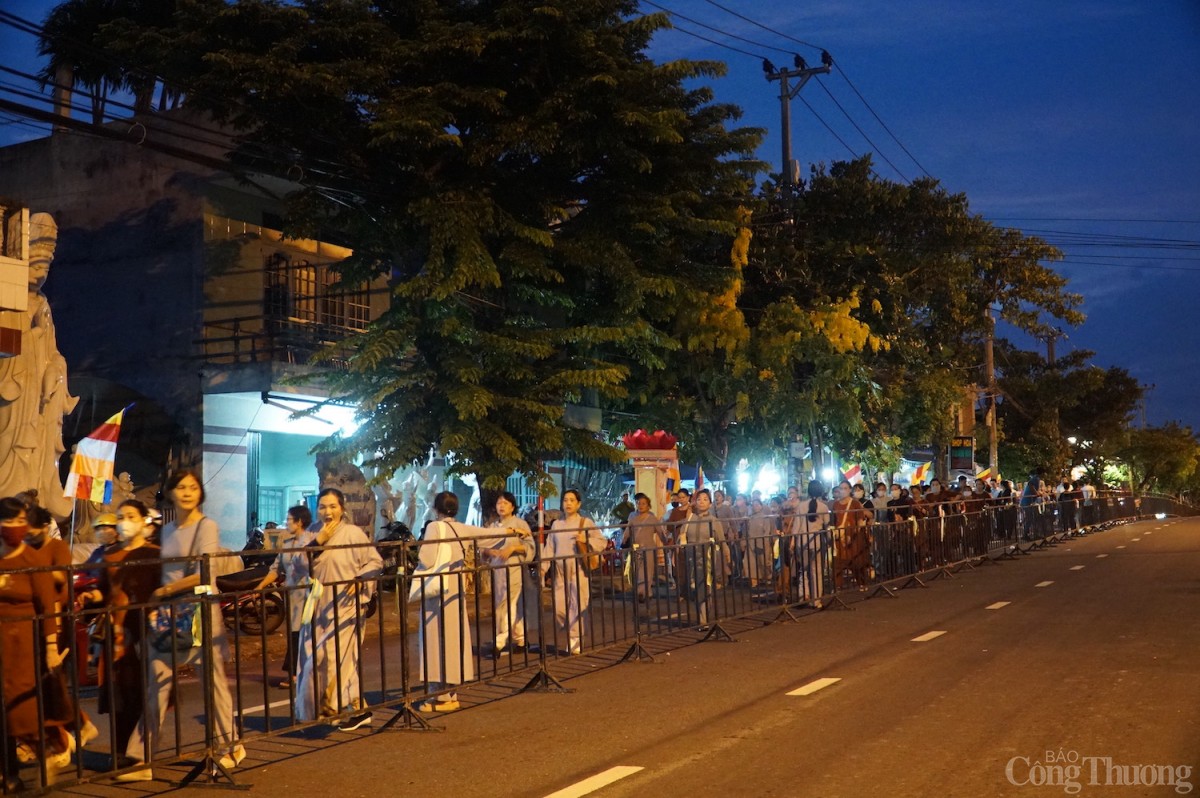 Dòng người hướng về chùa Quán Thế Âm lúc 19h30 ngày 30/5 và dự kiến còn thêm đông Dòng người hướng về chùa Quán Thế Âm lúc 19h30 ngày 30/5 và dự kiến còn thêm đông