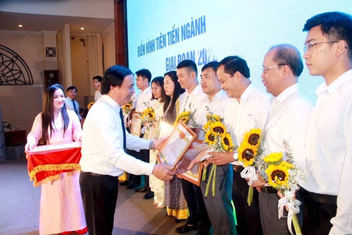 undefined Ông Phạm Văn Hoá - Giám đốc Sở Công Thương Nghệ An trao Giấy khen cho các tập thể có thành tích xuất sắc.