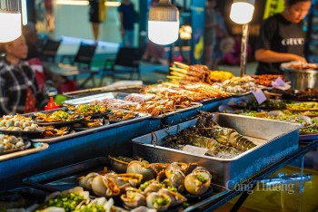 Du khách nước ngoài háo hức trải nghiệm chợ đêm Phú Quốc