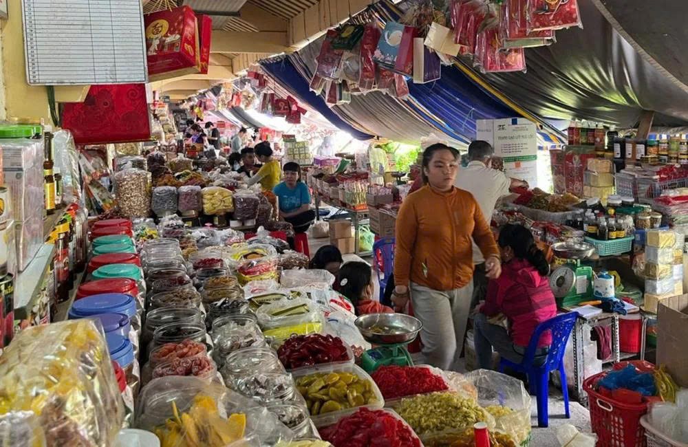 Việc xã hội hóa phát triển chợ nông thôn đang từng bước làm thay đổi diện mạo thương mại ở nhiều vùng quê