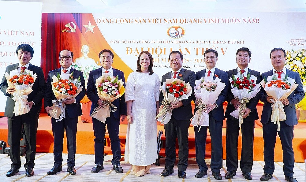 Đồng chí Vũ Thị Thu Hương chúc mừng Ban Thường vụ Đảng ủy PV Drilling nhiệm kỳ 2025-2030 (Ảnh PVD)