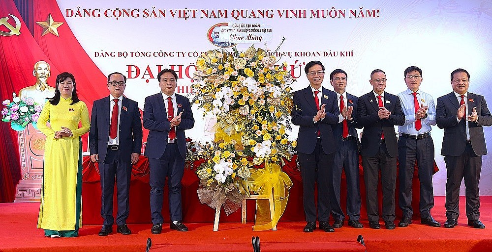 Đảng bộ Tập đoàn Công nghiệp - Năng lượng Quốc gia Việt Nam tặng hoa chúc mừng Đại hội (Ảnh PVD)