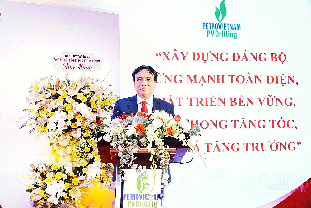 Đồng chí Nguyễn Xuân Cường - Ủy viên BCH Đảng bộ Petrovietnam, Bí thư Đảng ủy, Tổng Giám đốc PV Drilling trình bày dự thảo Báo cáo chính trị (Ảnh PVD)