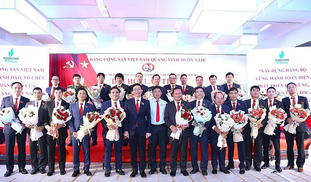 Đồng chí Trần Quang Dũng và đồng chí Phan Anh Minh chúc mừng Ban Chấp hành Đảng bộ PV Drilling nhiệm kỳ 2025-2030 (Ảnh PVD)
