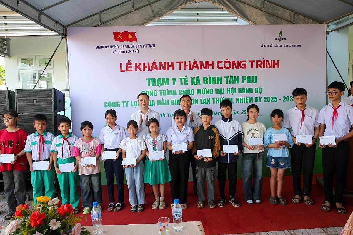 Đại diện chính quyền địa phương và BSR trao tặng các phần quà cho các em học sinh có hoàn cảnh khó khăn của xã Bình Tân Phú (Ảnh BSR)