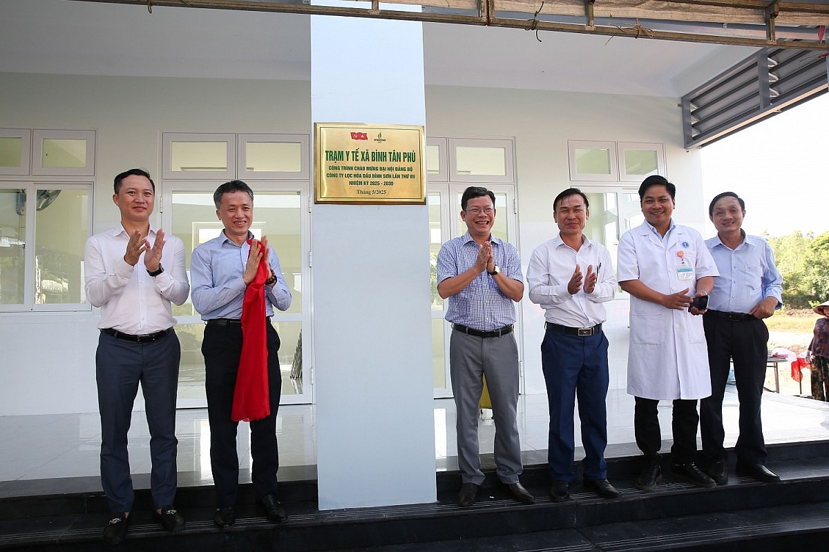 Các đại biểu thực hiện nghi thức gắn biển công trình Trạm Y tế xã Bình Tân Phú. Đây là công trình được Đảng ủy BSR lựa chọn chào mừng Đại hội Đại biểu Đảng bộ BSR lần thứ VII, nhiệm kỳ 2025-2030 (Ảnh BSR)