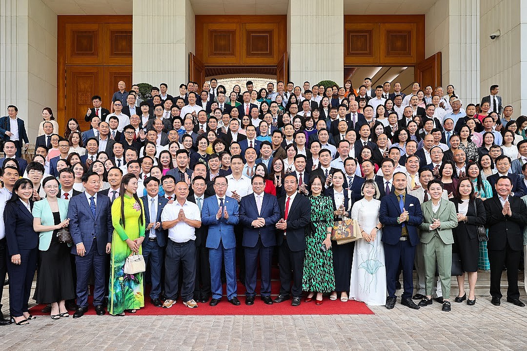 Thủ tướng chụp ảnh lưu niệm cùng các doanh nghiệp - Ảnh: VGP/Nhật Bắc Thủ tướng chụp ảnh lưu niệm cùng các doanh nghiệp - Ảnh: VGP/Nhật Bắc